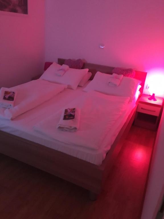 Łóżko lub łóżka w pokoju w obiekcie Lugarnica