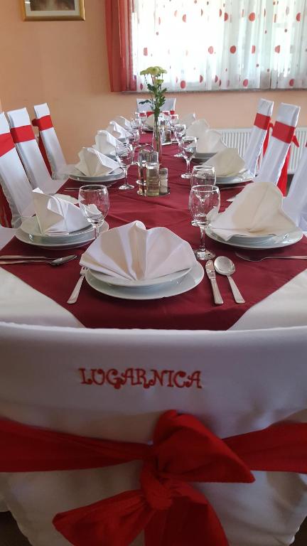 Restauracja lub miejsce do jedzenia w obiekcie Lugarnica