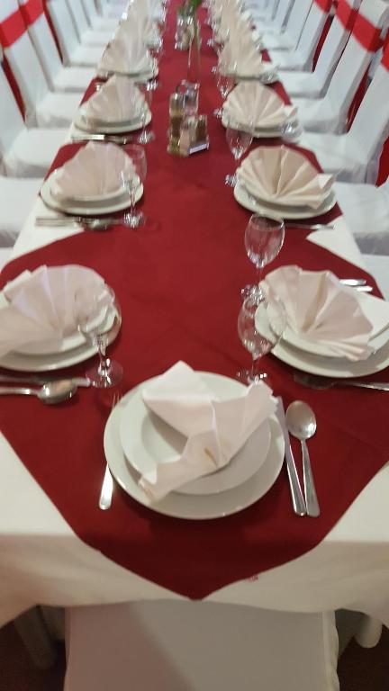 Restauracja lub miejsce do jedzenia w obiekcie Lugarnica