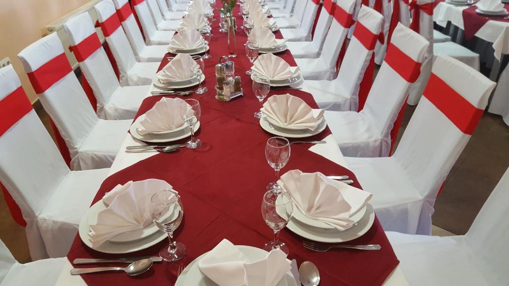 Restauracja lub miejsce do jedzenia w obiekcie Lugarnica