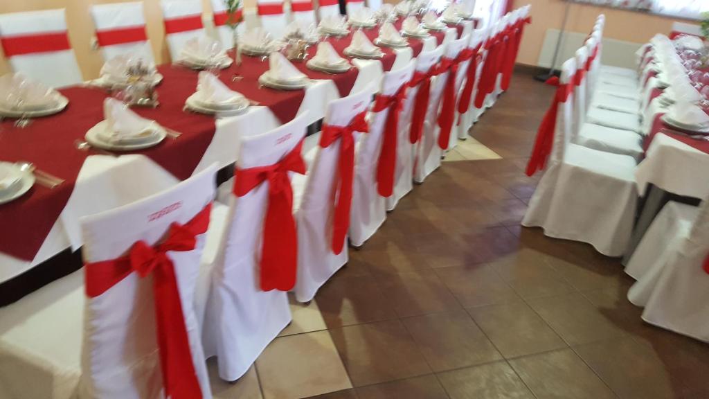 Restauracja lub miejsce do jedzenia w obiekcie Lugarnica
