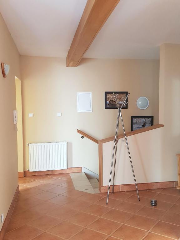 Televízia a/alebo spoločenská miestnosť v ubytovaní Apartament Mikołajki