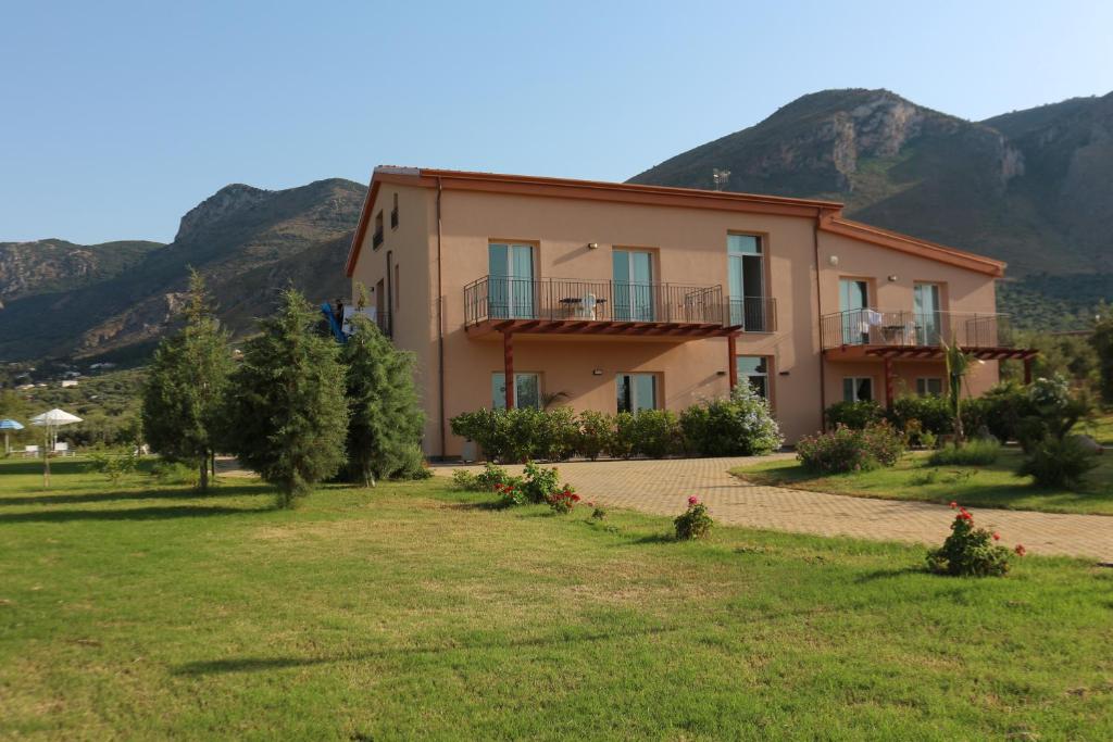 a house with mountains in the background at Case Mistretta in Altavilla Milicia