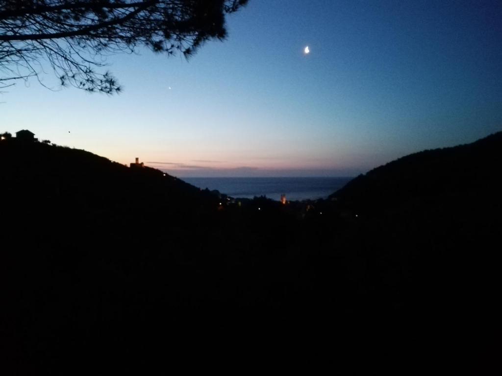 ノーリにあるBella Luminellaの夕暮れ時の海上の月の景色
