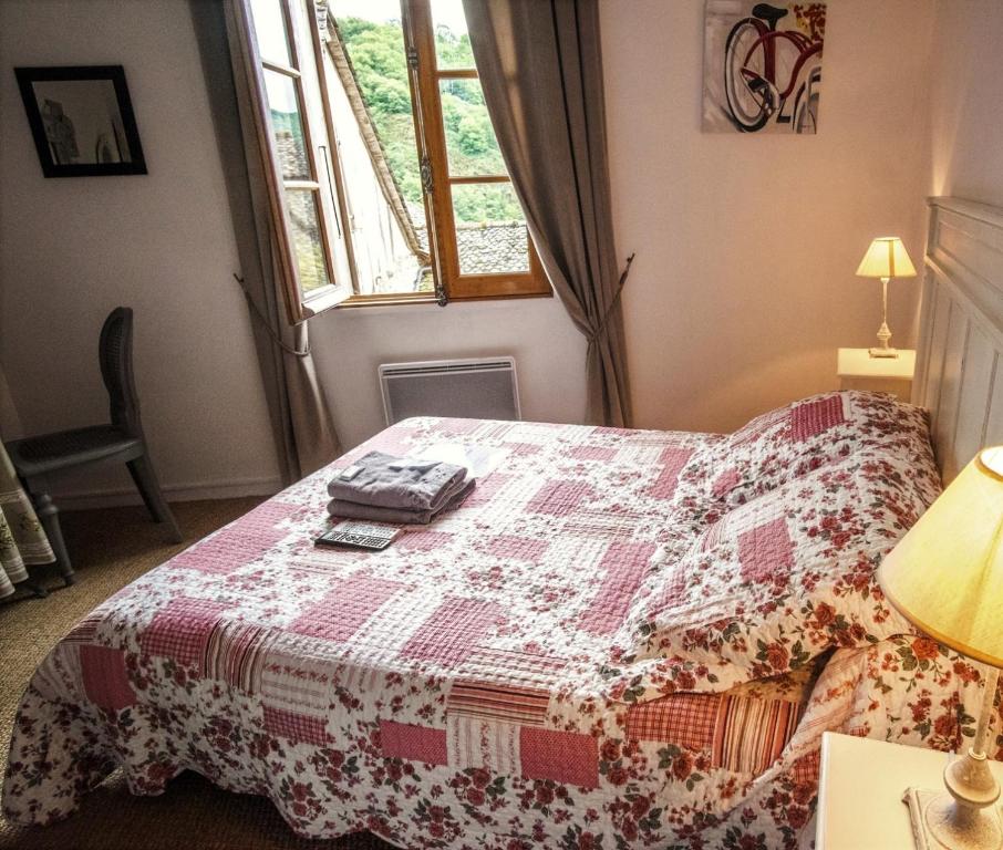Postel nebo postele na pokoji v ubytování Le Compostelle de Conques