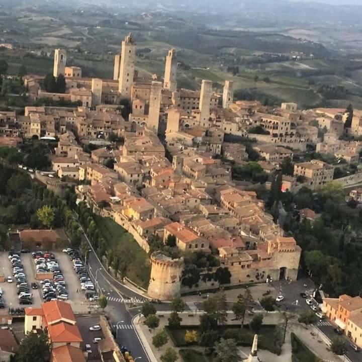 Nespecifikovaný výhled na destinaci San Gimignano nebo výhled na město při pohledu z penzionu