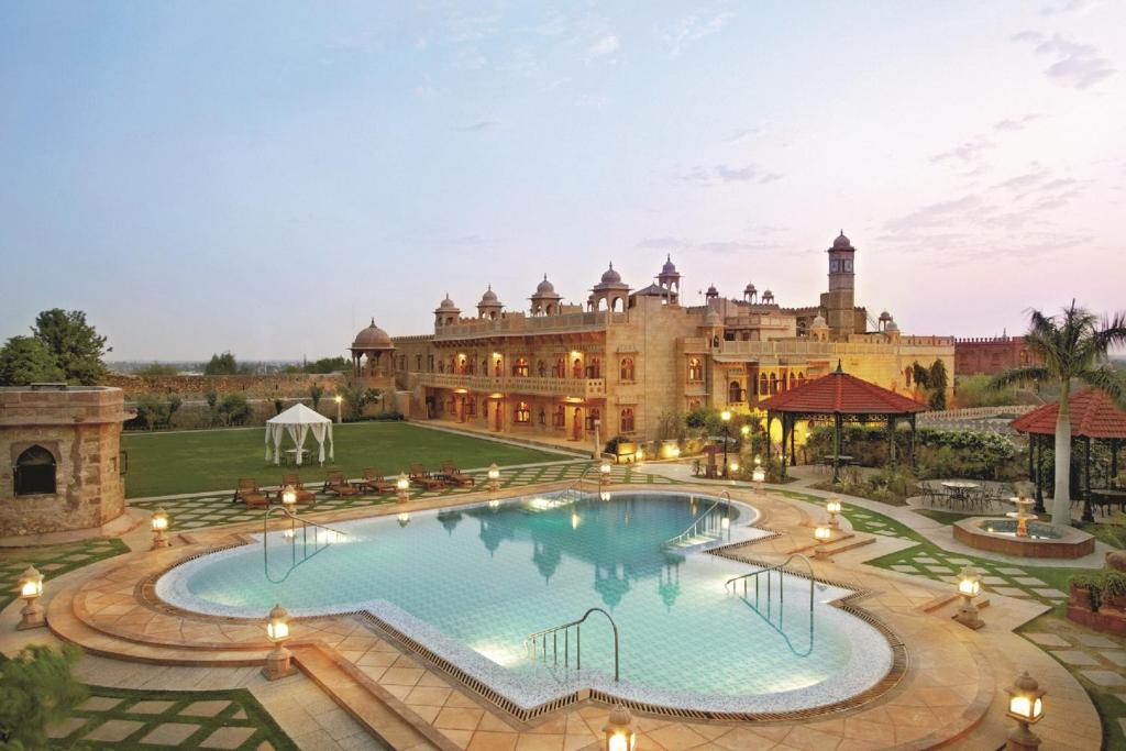 un'immagine di un grande edificio con una grande piscina di Welcomhotel by ITC Hotels, Fort & Dunes, Khimsar a Khimsar