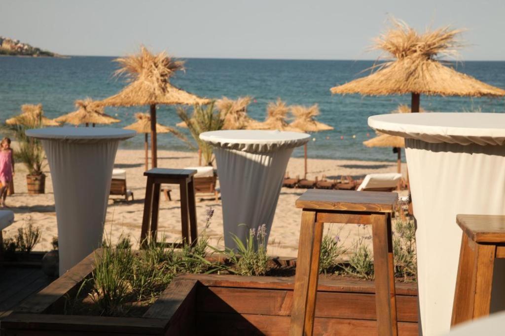 ソゾポルにあるApartment in Green Beach Resort Kavatsiの浜辺のテーブルと傘
