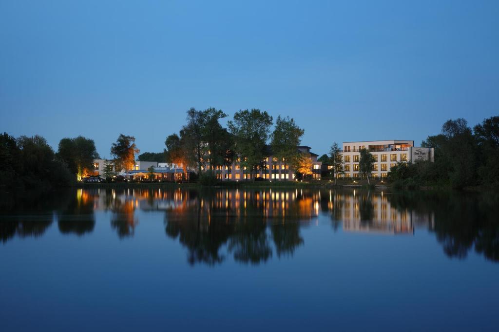 - une vue sur le lac la nuit dans l'établissement See Park Janssen, à Geldern