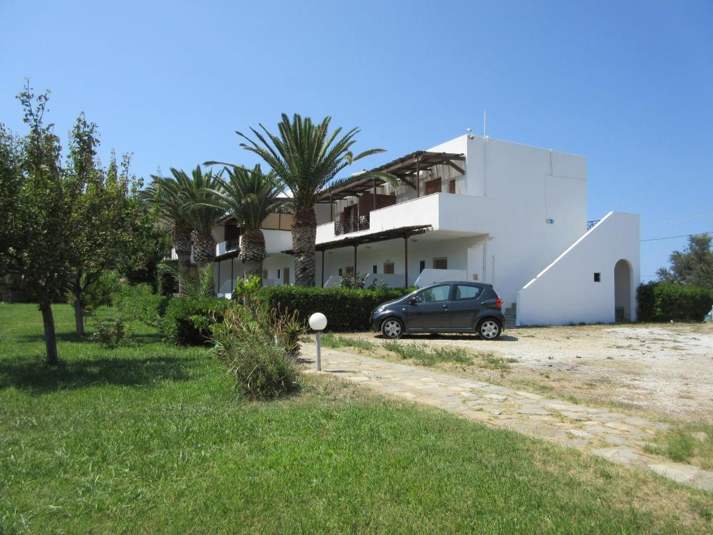 a car parked in front of a house at Meroi Studios in Skiros