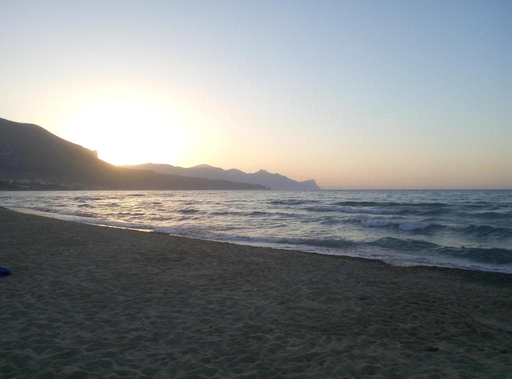カステッランマーレ・デル・ゴルフォにあるCasa Vacanza Mareの海に沈む夕日のビーチ