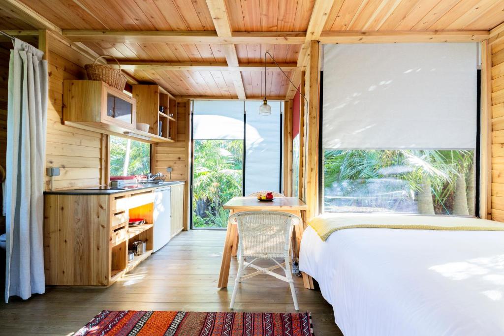 ein Schlafzimmer mit einem Bett und einem großen Fenster in der Unterkunft Azul Singular in Horta