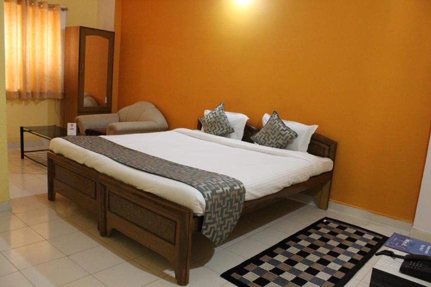 A bed or beds in a room at Hotel Arham Inn