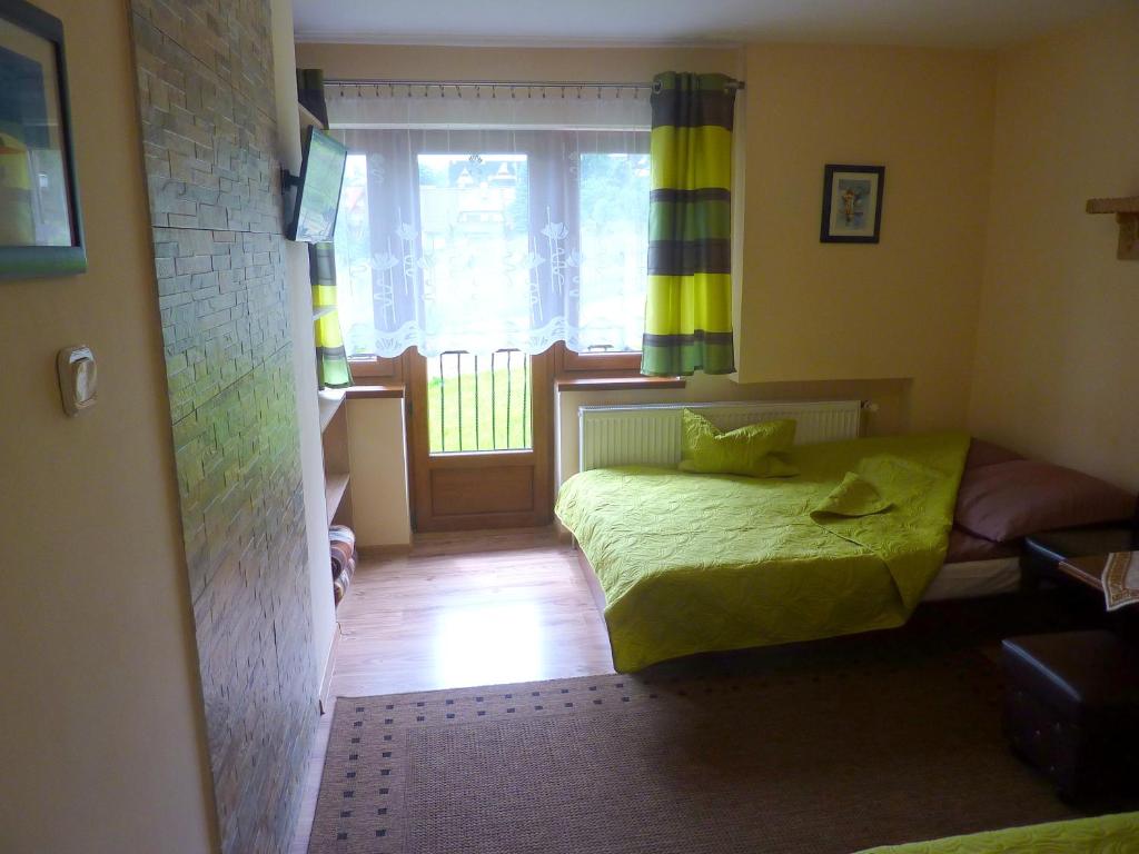 ブコビナ・タトシャンスカにあるWilla Majka - Bukowina Tatrzańskaの小さなベッドルーム(ベッド1台、窓付)