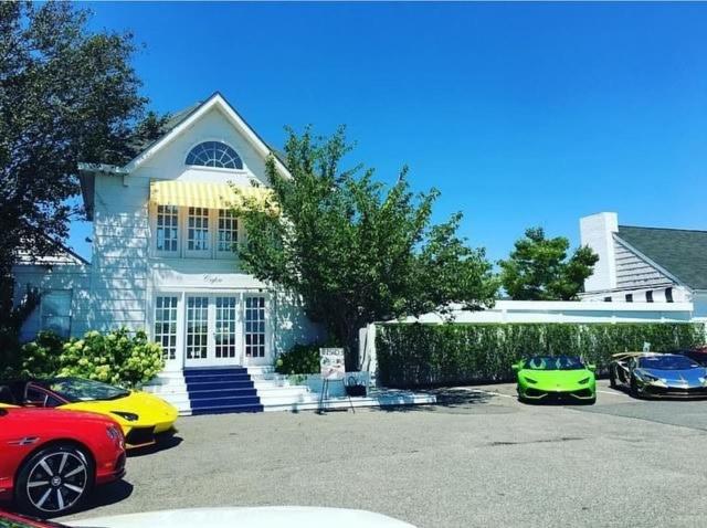 una casa con diverse auto parcheggiate di fronte di Capri Southampton a Southampton
