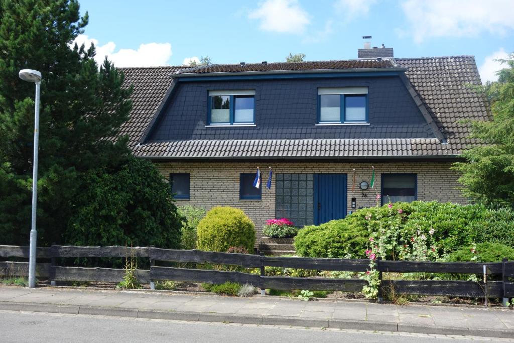 una casa con una valla delante de ella en Haus Waldblick, en Hagen