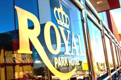 Royal Park Hotel في جينجا: علامة على نافذة منزل حديقة