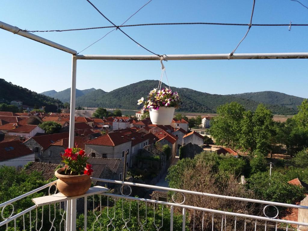 Nespecifikovaný výhled na hory nebo výhled na hory při pohledu z apartmánu