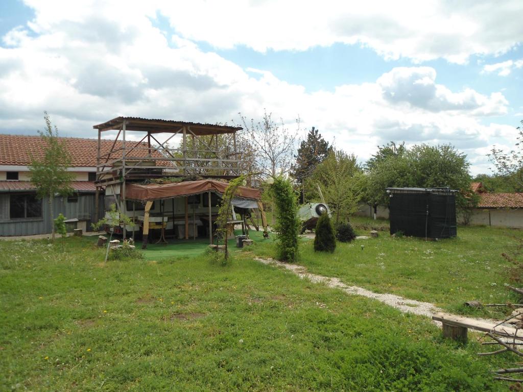 une maison avec une aire de jeux dans une cour dans l'établissement Granichar 1 Caravan, à Granichar