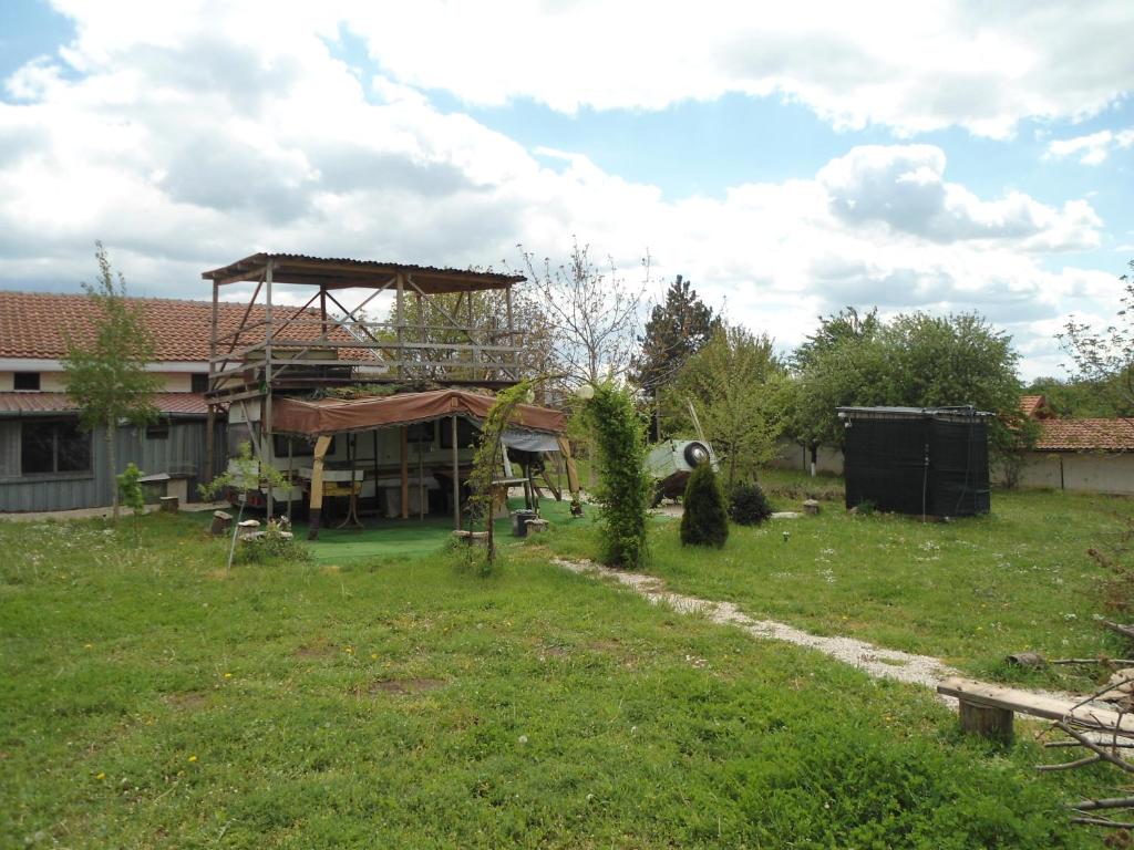 una casa con parque infantil en un patio en Granichar 1 Caravan, en Granichar