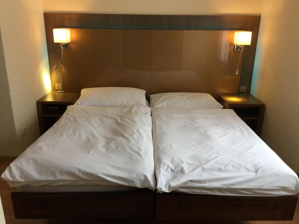 Postel nebo postele na pokoji v ubytování Zys Hotel