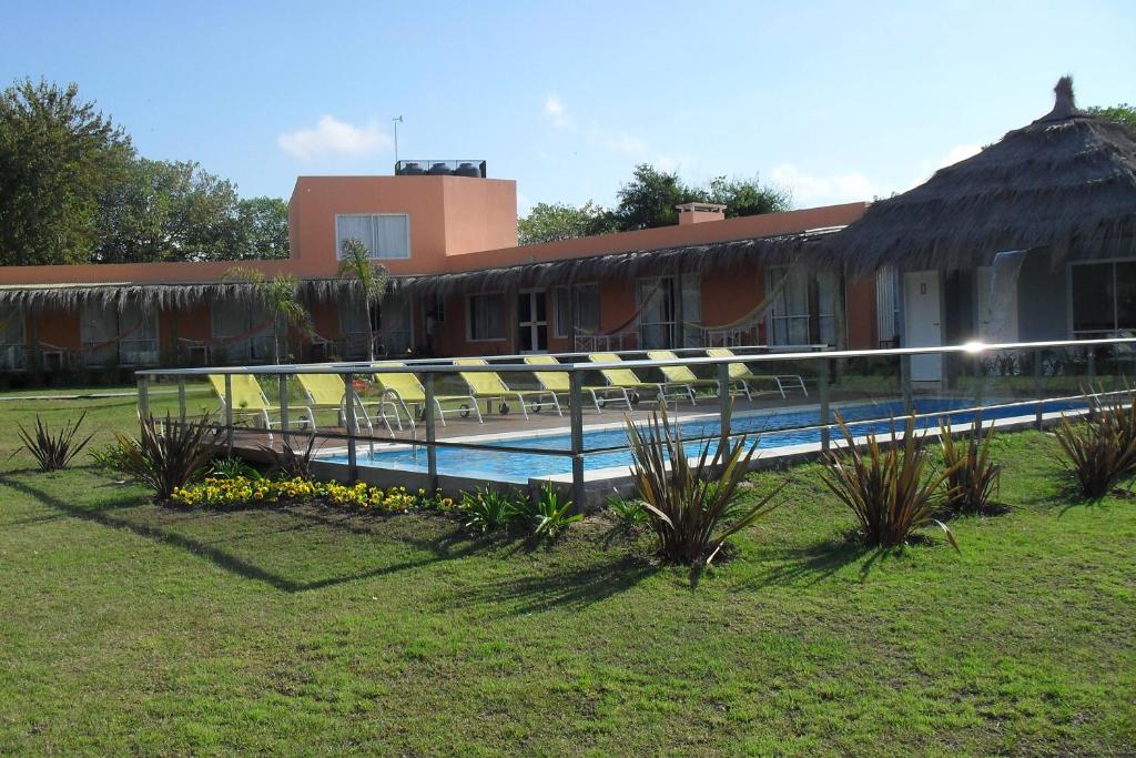 un complejo con piscina y un edificio en Punta Ramallo Posada en Ramallo