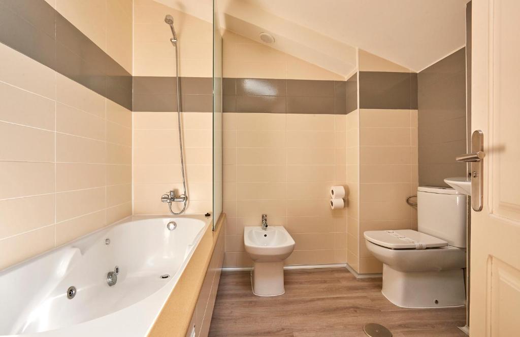 Hotel Boa Vista - Jacuzzi privado en la habitación en Viveiro