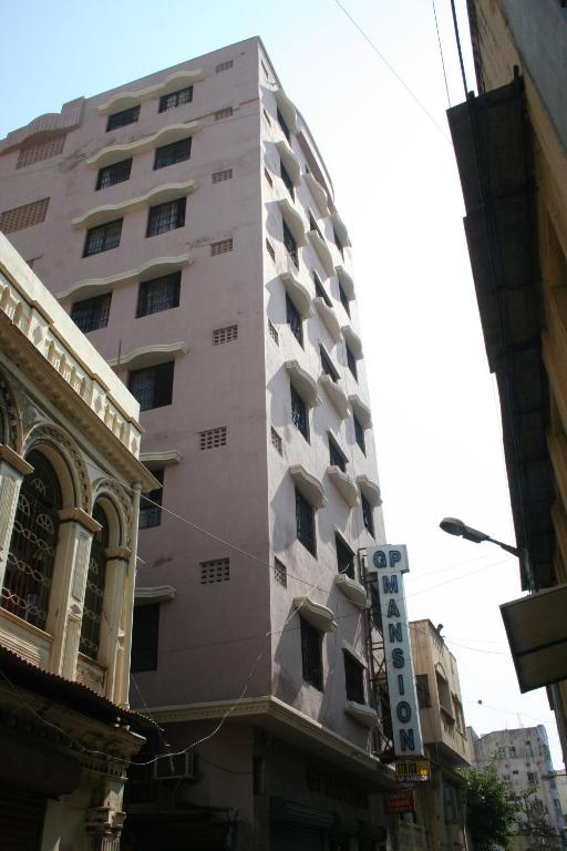 een hoog gebouw met een bord aan de zijkant bij GP Mansion in Chennai