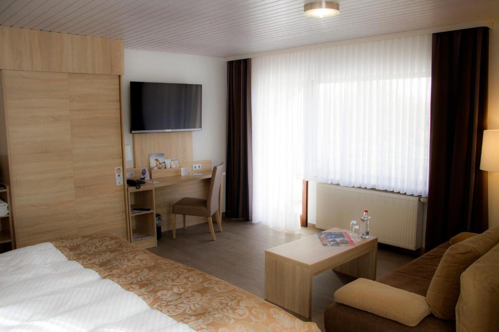 TV a/nebo společenská místnost v ubytování Best Western Plus Schwarzwald Residenz
