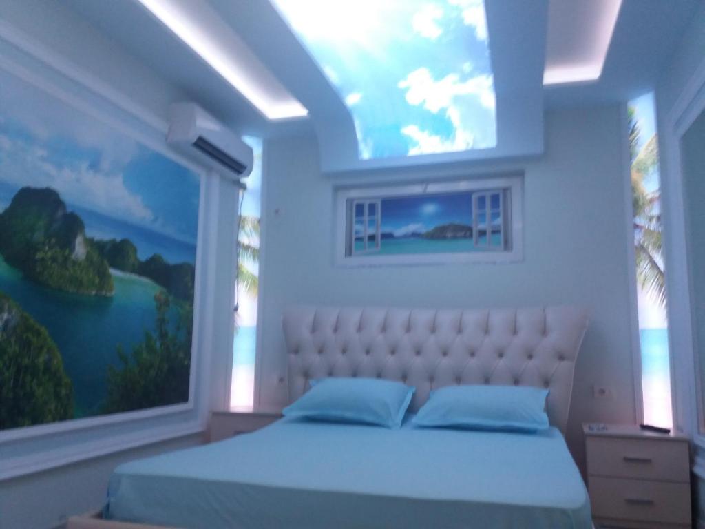 1 dormitorio con cama y ventana grande en Hotel Buza, en Shkodër
