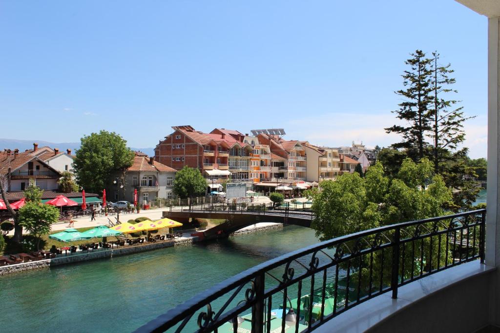 een brug over een rivier in een stad met gebouwen bij Villa Nestor in Struga