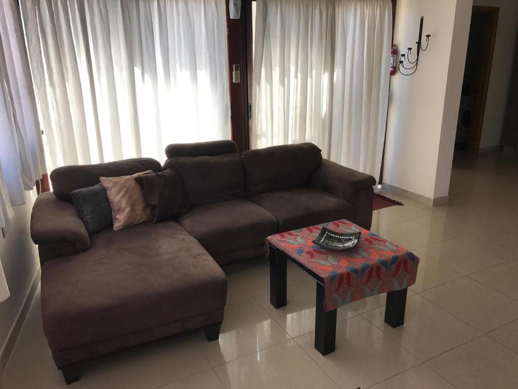 uma sala de estar com um sofá e uma mesa de centro em Bugibba Homes Suite em St. Paul's Bay