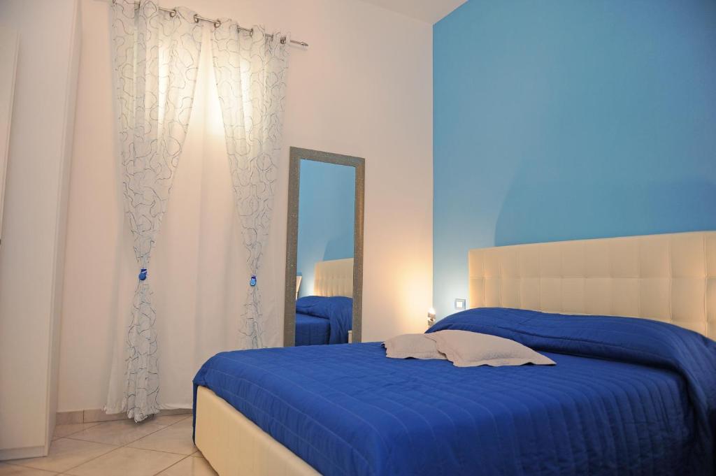 Postel nebo postele na pokoji v ubytování L'Isola Del Postino Rooms