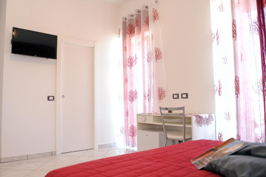 TV a/nebo společenská místnost v ubytování L'Isola Del Postino Rooms