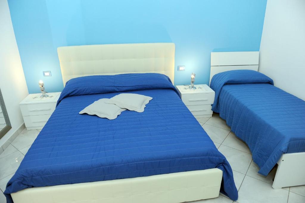 Postel nebo postele na pokoji v ubytování L'Isola Del Postino Rooms