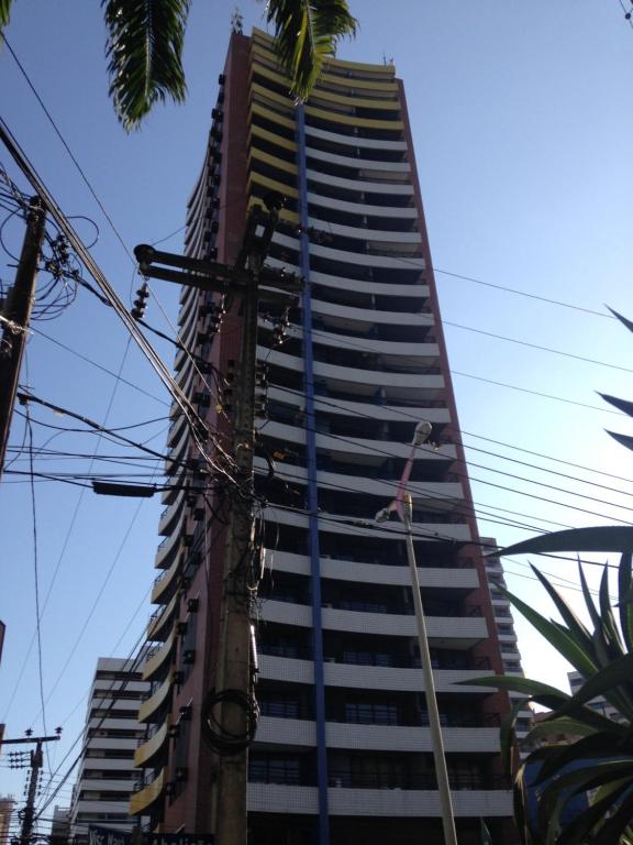 un edificio alto en construcción con una grúa azul en FortalezAmar Hotel Praia Mansa, en Fortaleza