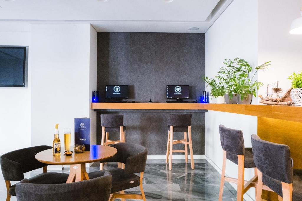 TV a/nebo společenská místnost v ubytování Piraeus Port Hotel