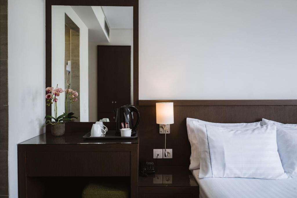 Postel nebo postele na pokoji v ubytování Piraeus Port Hotel