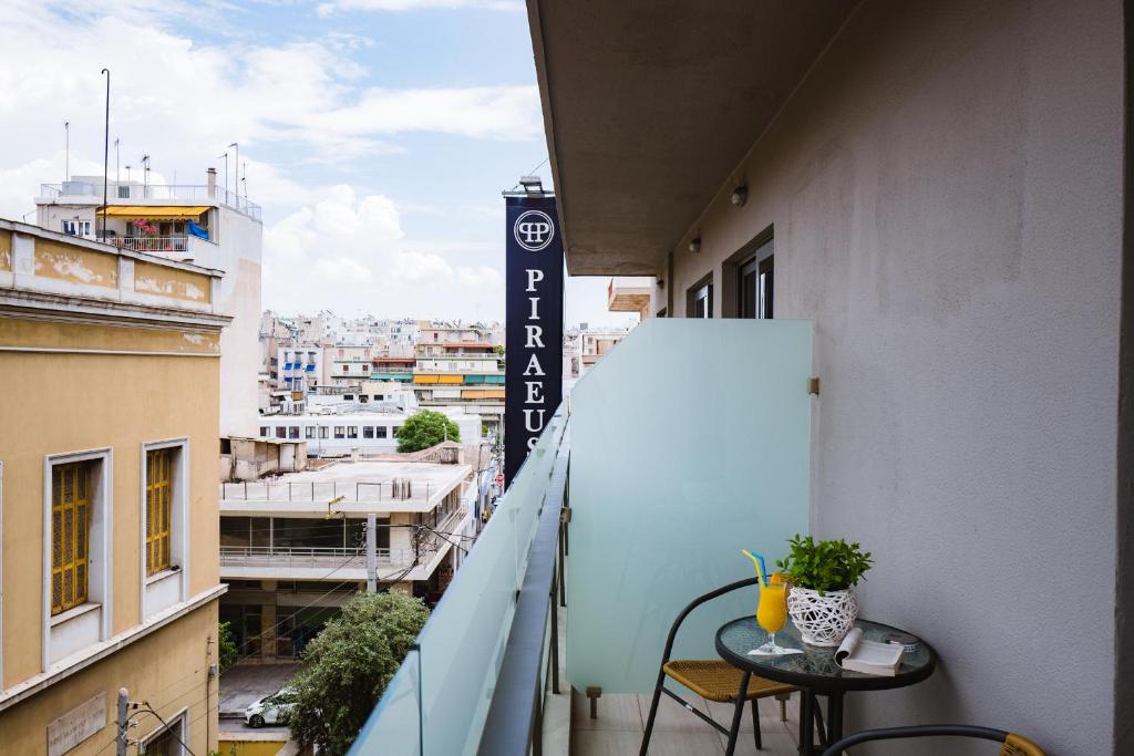 Balkón nebo terasa v ubytování Piraeus Port Hotel