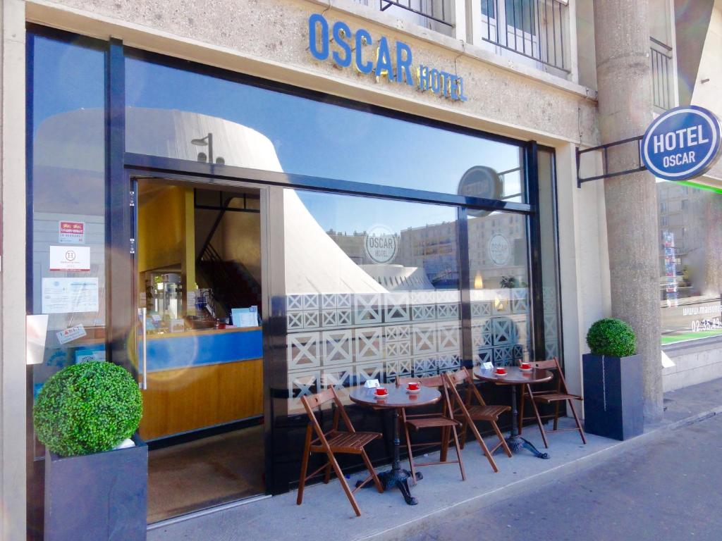 a usaza store with tables and chairs in a window at Oscar Hôtel Le Havre Centre in Le Havre