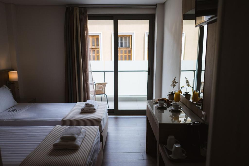 Postel nebo postele na pokoji v ubytování Piraeus Port Hotel