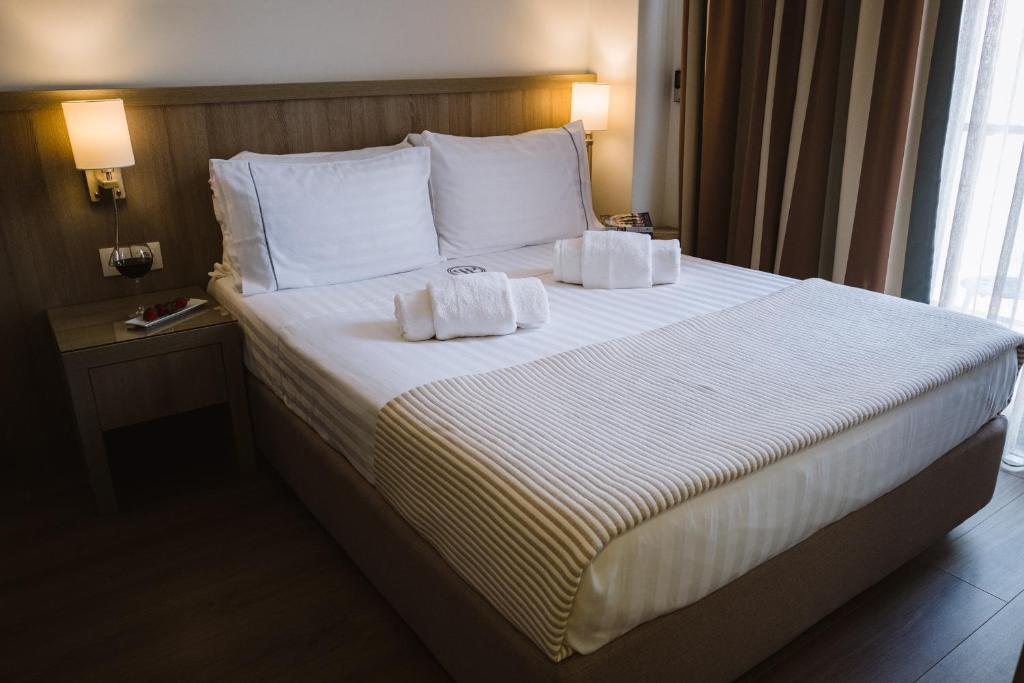 Postel nebo postele na pokoji v ubytování Piraeus Port Hotel