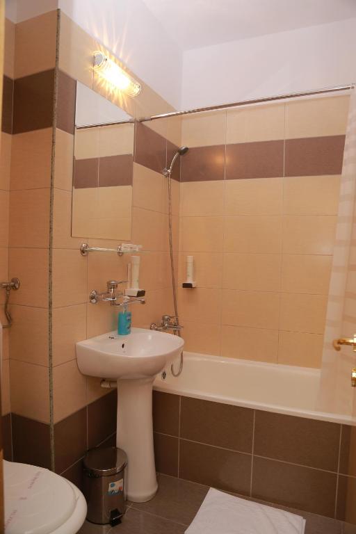Koupelna v ubytování Hotel Muresul Health Spa