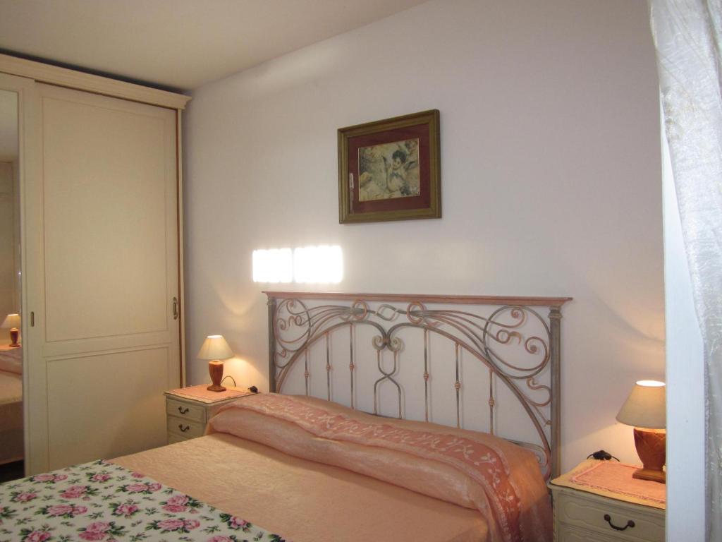a bedroom with a bed and a picture on the wall at Bed&Breakfast Le Valli del Cerrano in Pineto