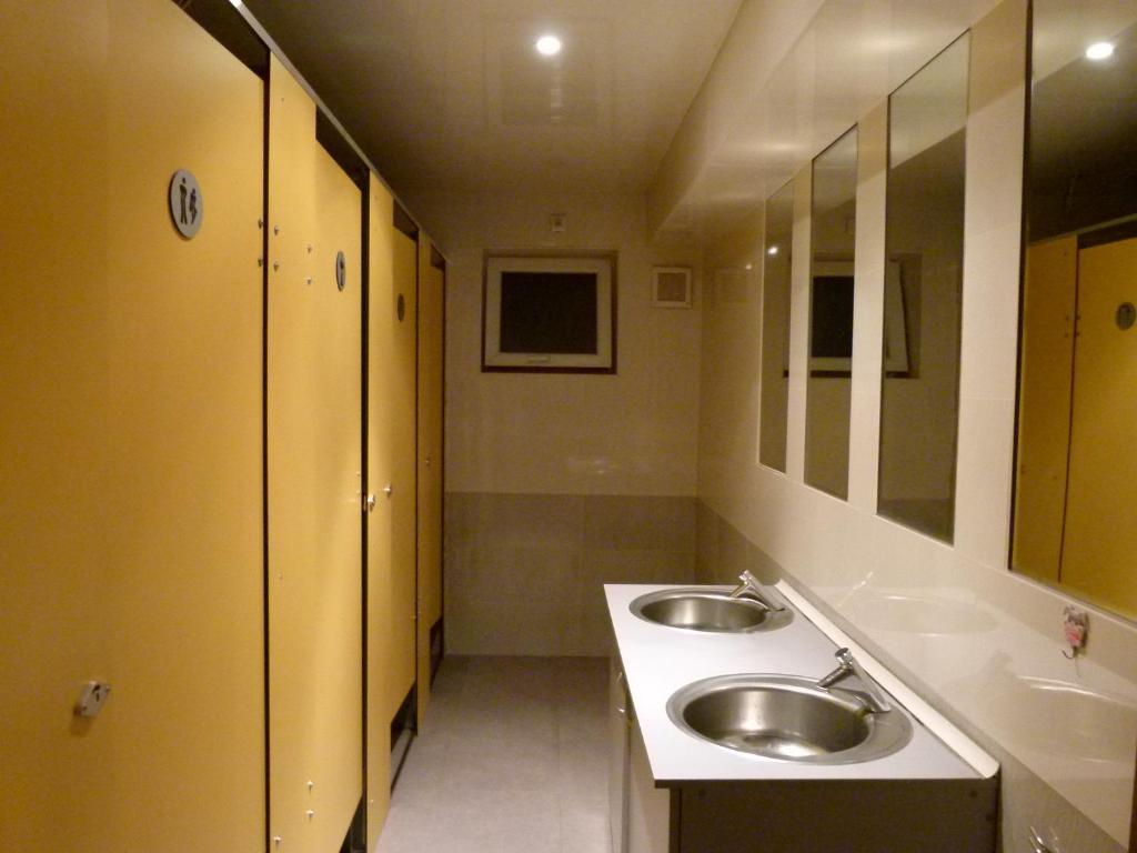 Kuchyň nebo kuchyňský kout v ubytování Why Me Eco-friendly Hostel