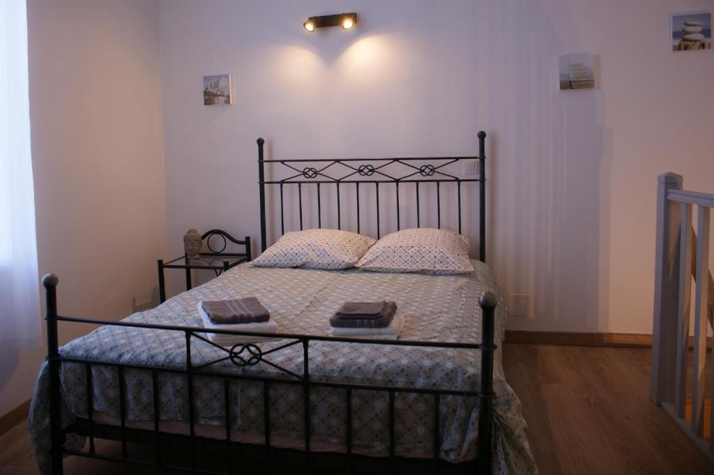 ヴィルヌーヴ・レ・ザヴィニョンにあるDuplex des Récolletsのベッドルーム1室(ベッド1台、本2冊付)