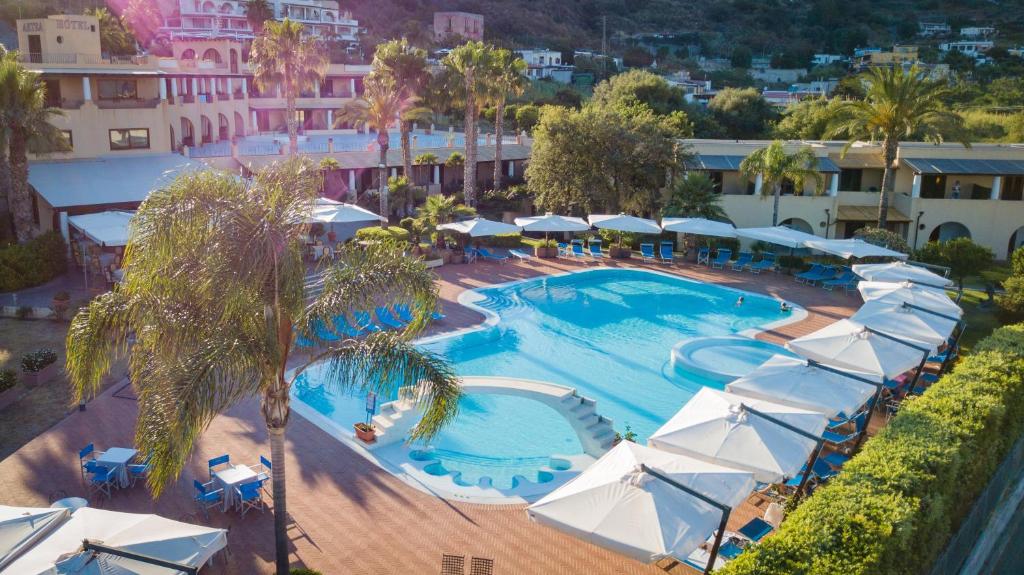 vista aerea su una piscina del resort con ombrelloni di Hotel Aktea a Città di Lipari