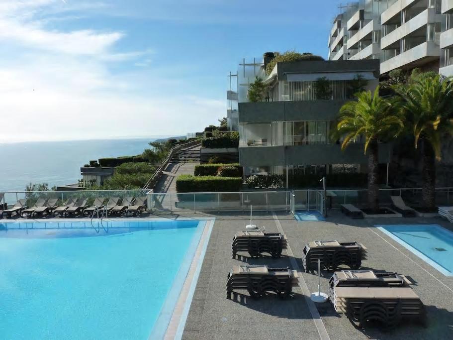 Bazén v ubytování Appt 5 personnes vue mer piscine Costa Plana Cap d'Ail Monaco nebo v jeho okolí