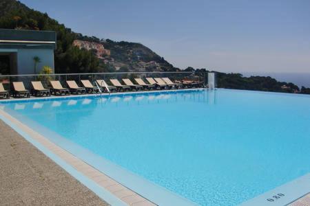 Bazén v ubytování Appt 5 personnes vue mer piscine Costa Plana Cap d'Ail Monaco nebo v jeho okolí