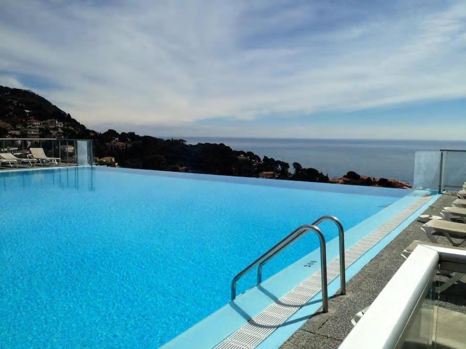 Bazén v ubytování Appt 5 personnes vue mer piscine Costa Plana Cap d'Ail Monaco nebo v jeho okolí